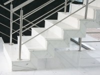 044 - Escada e Piso em Mármore Branco com Cinza